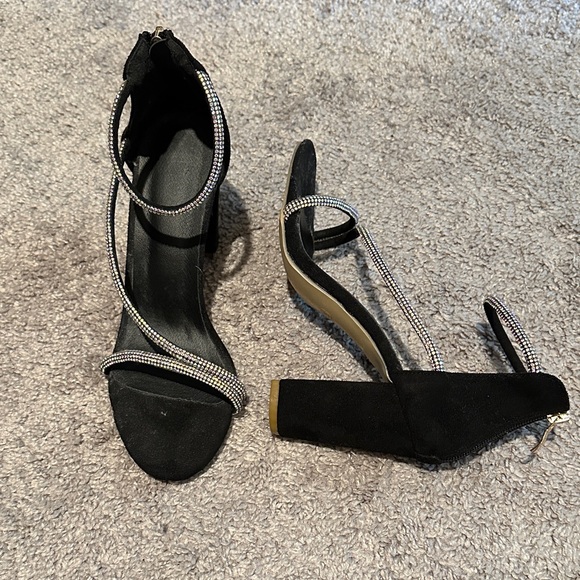 Elegant Black Strappy Heels with Rhinestone Detailing - Picture 3 of 4